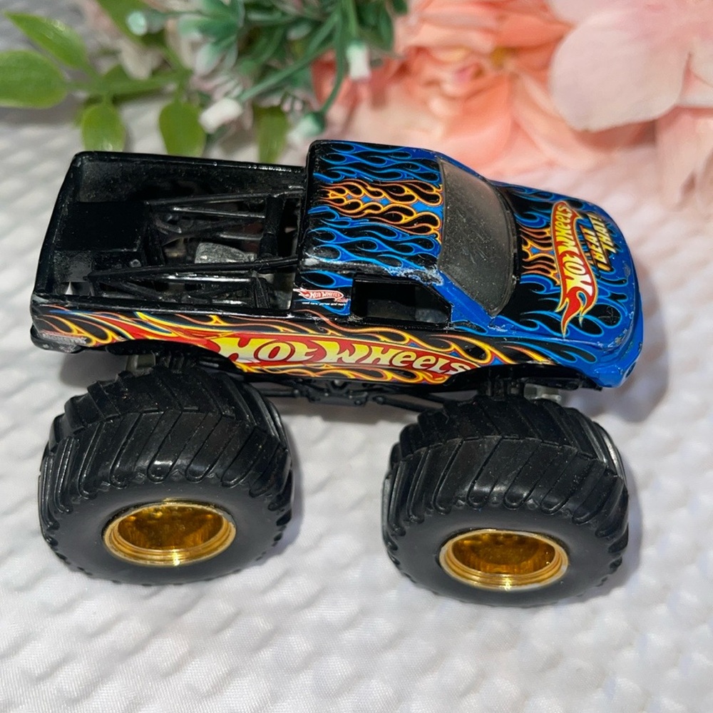 Hot Wheels "Beat That" 1:64 Monster Jam Truck Die Cast Hot Wheels Blue Flames. - Picture 2 of 4